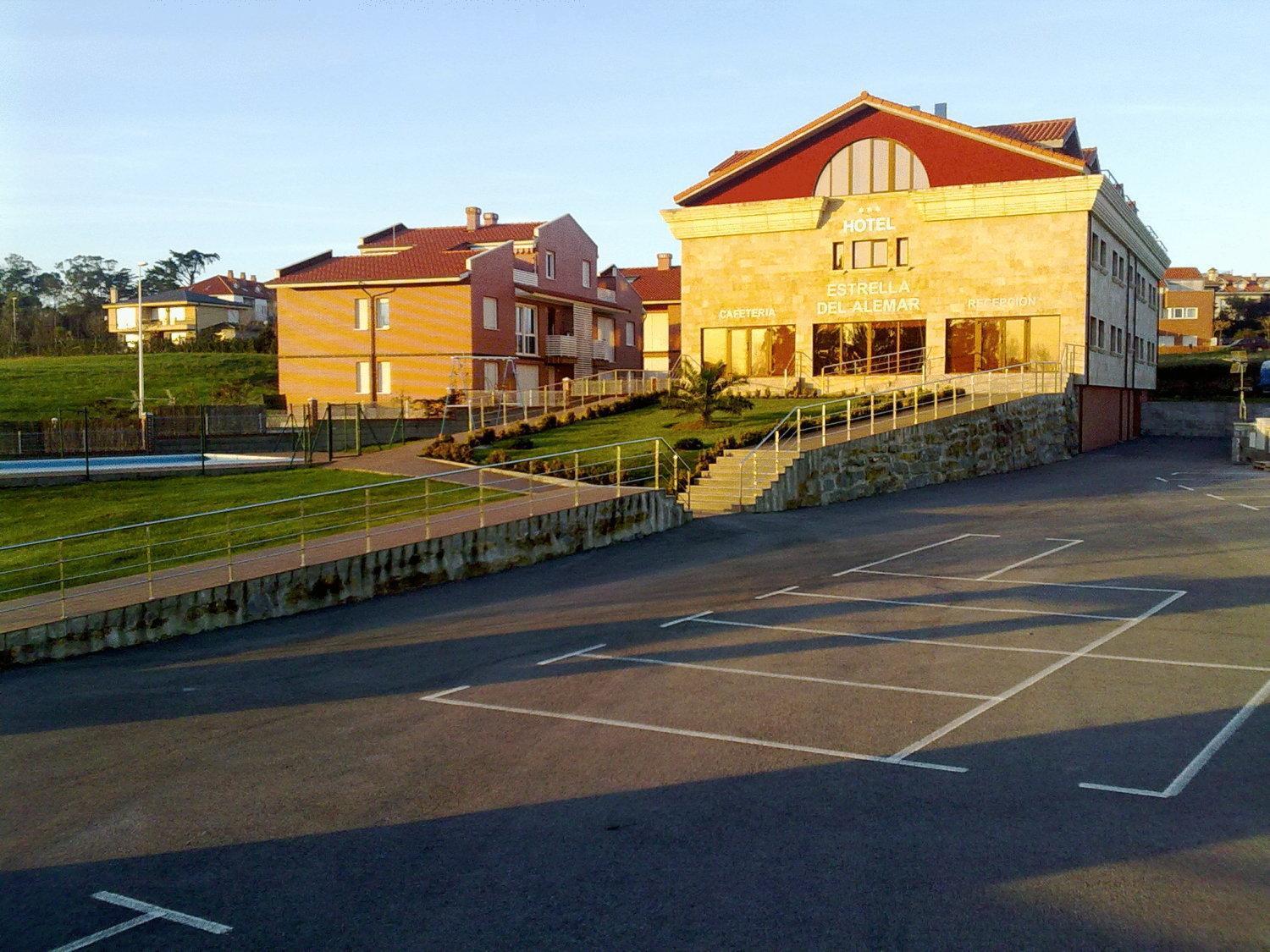Hotel Estrella Del Alemar ลอเรโด ภายนอก รูปภาพ
