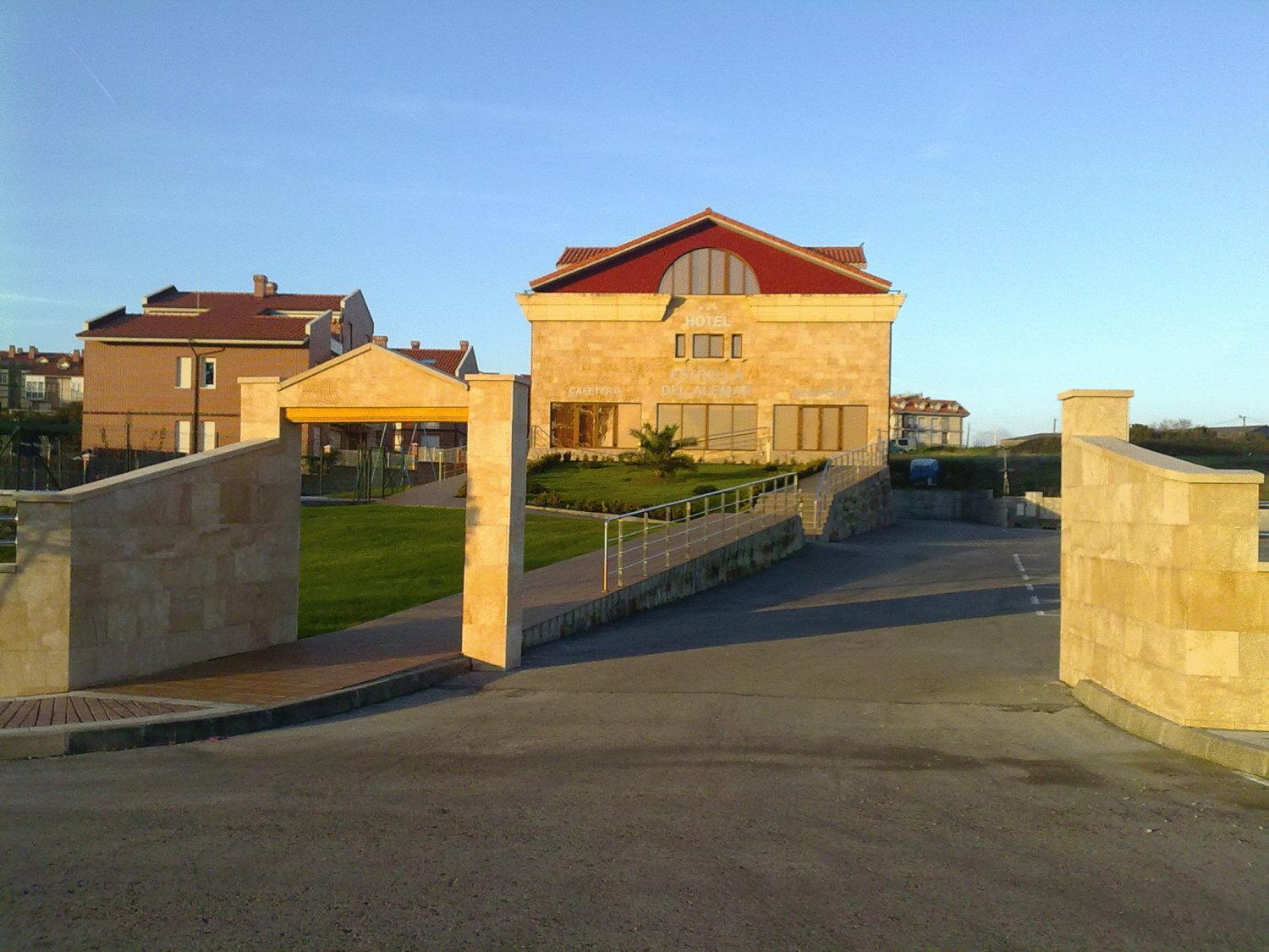 Hotel Estrella Del Alemar ลอเรโด ภายนอก รูปภาพ